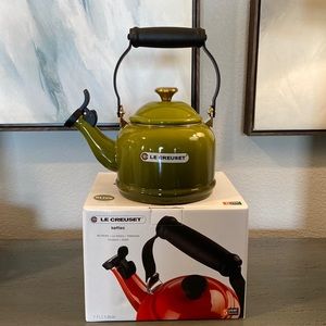 AUTHENTIC - Never used LE CREUSET Kettle. Olive w/ gold knob. 1.1 L / 1.25 QT.